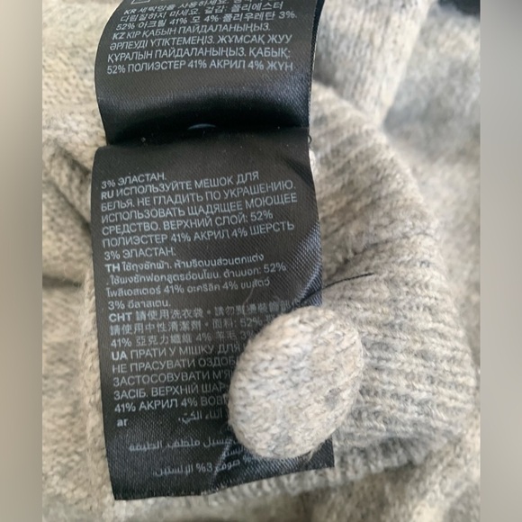 H&M Women’s Gray, Pearl, Cropped Cardigan Sweater, 3 Fabric Buttons; Size Small - Picture 6 of 9